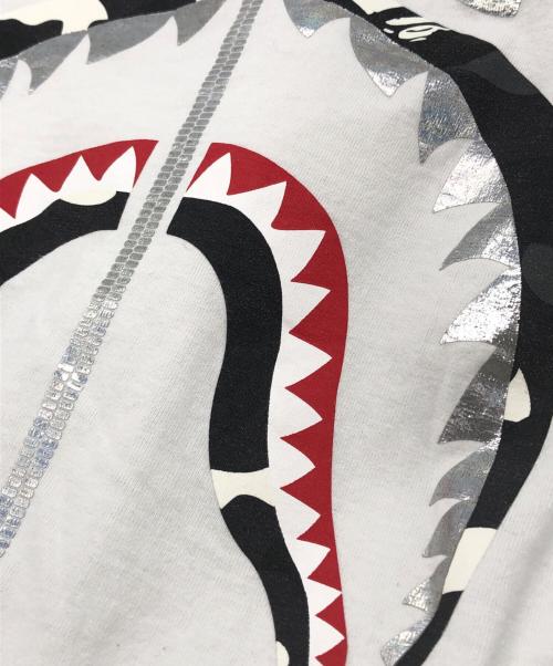 A BATHING APE（アベイシングエイプ）A BATHING APE (アベイシングエイプ) グリッターシャークTシャツ ホワイト サイズ:XLの古着・服飾アイテム