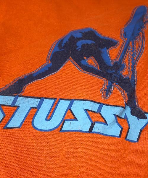 stussy（ステューシー）stussy (ステューシー) The CRASH プリントTシャツ オレンジ サイズ:Sの古着・服飾アイテム