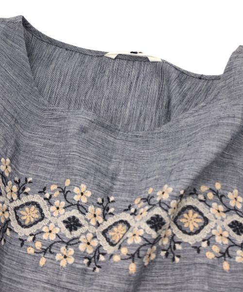 45R（フォーティファイブ・アール）45R (フォーティファイブ・アール) ハケ目ガーゼツイード刺繍ワンピース ブルー サイズ:下記参照の古着・服飾アイテム