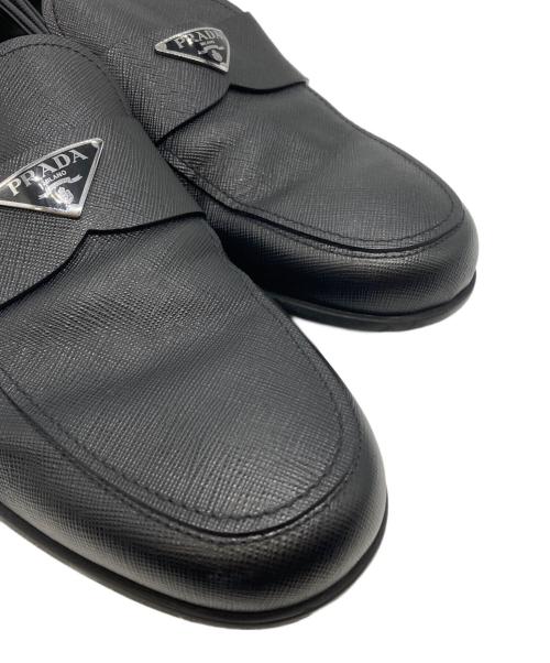 PRADA（プラダ）PRADA (プラダ) トライアルグルロゴ サフィアーノ ローファー ブラック サイズ:10の古着・服飾アイテム