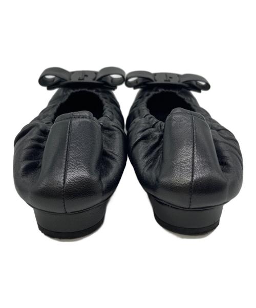 Salvatore Ferragamo（サルヴァトーレ フェラガモ）Salvatore Ferragamo (サルヴァトーレ フェラガモ) レザーフラットパンプス ブラック サイズ:6の古着・服飾アイテム