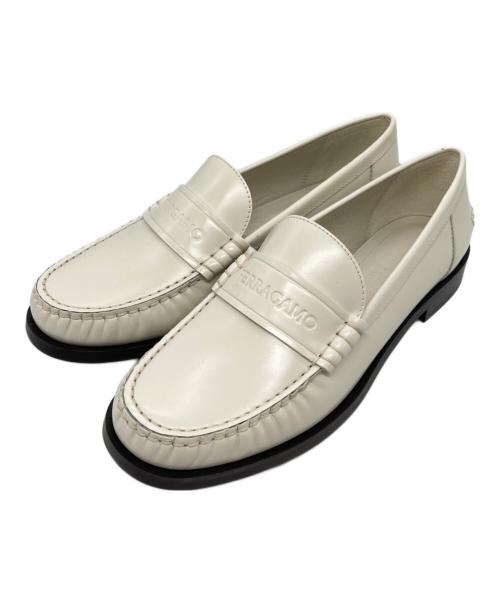 Ferragamo（フェラガモ）Ferragamo (フェラガモ) IRINA フラットシューズ ローファー ホワイト サイズ:7 1/2の古着・服飾アイテム