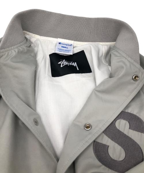 stussy（ステューシー）stussy (ステューシー) Champion (チャンピオン) ヴァーシティーコーチジャケット3 グレー サイズ:Sの古着・服飾アイテム