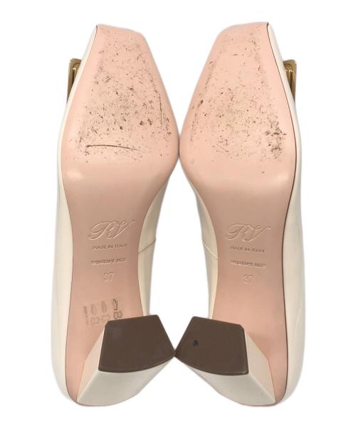 Roger Vivier（ロジェ ヴィヴィエ）Roger Vivier (ロジェ ヴィヴィエ) エナメルパンプス ベージュ サイズ:37の古着・服飾アイテム