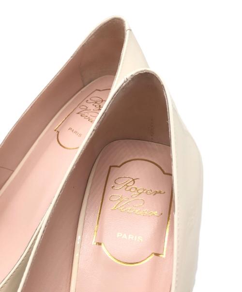 Roger Vivier（ロジェ ヴィヴィエ）Roger Vivier (ロジェ ヴィヴィエ) エナメルパンプス ベージュ サイズ:37の古着・服飾アイテム