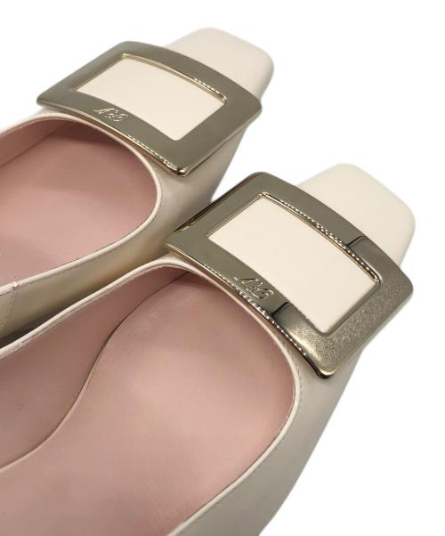 Roger Vivier（ロジェ ヴィヴィエ）Roger Vivier (ロジェ ヴィヴィエ) エナメルパンプス ベージュ サイズ:37の古着・服飾アイテム