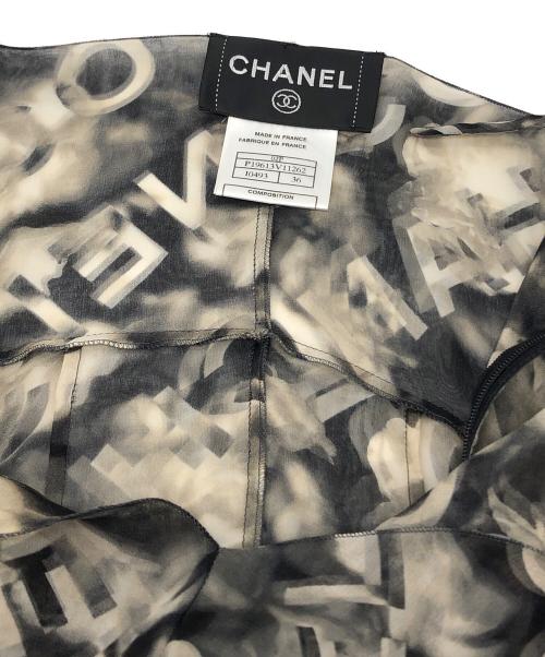 CHANEL（シャネル）CHANEL (シャネル) カメリアシャネルロゴプリントシルクワンピース グレー×ブラック サイズ:36の古着・服飾アイテム
