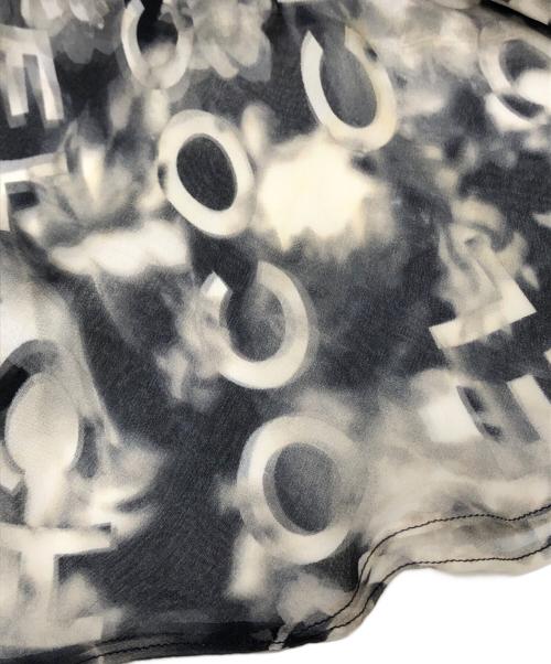 CHANEL（シャネル）CHANEL (シャネル) カメリアシャネルロゴプリントシルクワンピース グレー×ブラック サイズ:36の古着・服飾アイテム