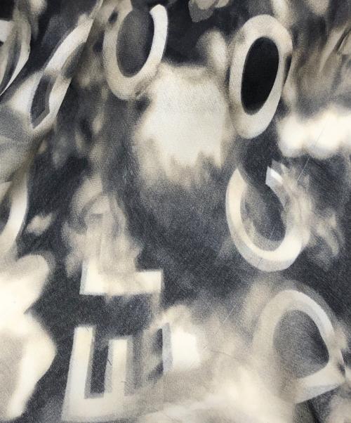 CHANEL（シャネル）CHANEL (シャネル) カメリアシャネルロゴプリントシルクワンピース グレー×ブラック サイズ:36の古着・服飾アイテム