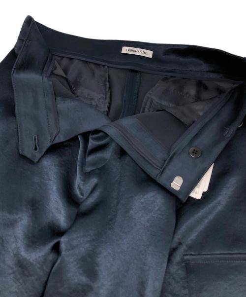 EVERYDAY I LIKE. Deuxieme Classe（エブリデイアイライク ドゥーズィエム クラス）EVERYDAY I LIKE. Deuxieme Classe (エブリデイアイライク ドゥーズィエム クラス) ミニマルサテンカーゴパンツ ネイビー サイズ:40 未使用品の古着・服飾アイテム