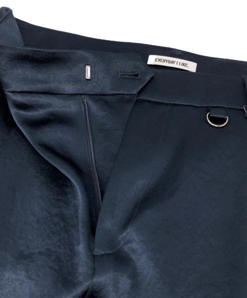 EVERYDAY I LIKE. Deuxieme Classe（エブリデイアイライク ドゥーズィエム クラス）EVERYDAY I LIKE. Deuxieme Classe (エブリデイアイライク ドゥーズィエム クラス) ミニマルサテンカーゴパンツ ネイビー サイズ:40 未使用品の古着・服飾アイテム
