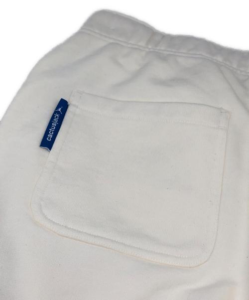 JORDAN（ジョーダン）JORDAN (ジョーダン) TRAVIS SCOTT (トラヴィススコット) FRAGMENT DESIGN (フラグメントデザイン) ロゴスウェットハーフパンツ アイボリー サイズ:Lの古着・服飾アイテム