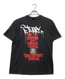 stussy（ステューシー）の古着「GREY PVC ワールドツアーTシャツ」｜ブラック