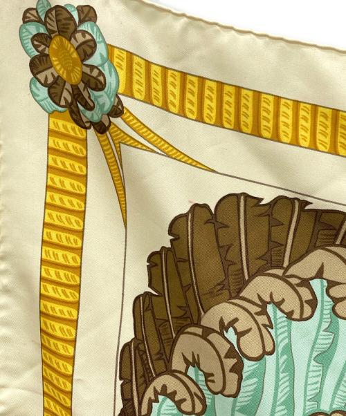 HERMES（エルメス）HERMES (エルメス) カレ90 シルクスカーフ ”羽飾りの兜” ベージュ×イエロー サイズ:下記参照の古着・服飾アイテム