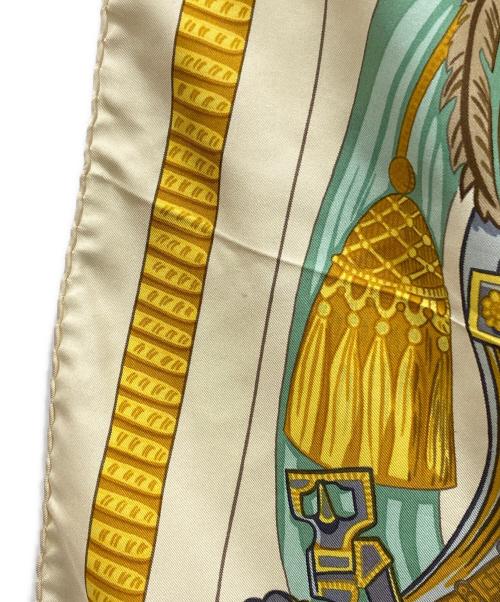 HERMES（エルメス）HERMES (エルメス) カレ90 シルクスカーフ ”羽飾りの兜” ベージュ×イエロー サイズ:下記参照の古着・服飾アイテム