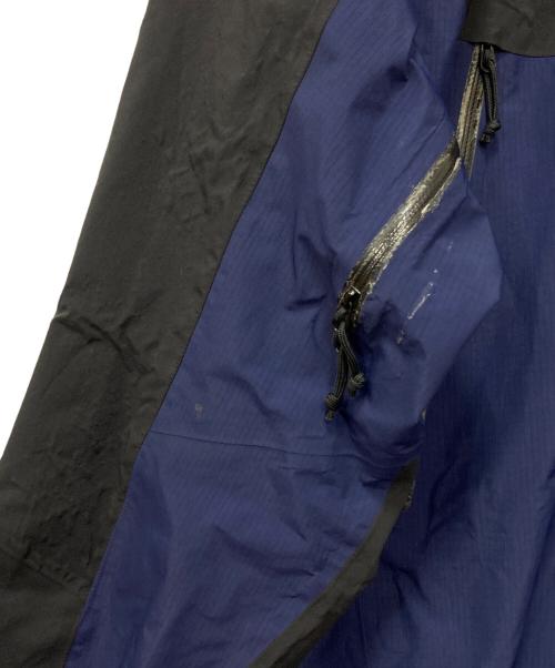 ARC'TERYX（アークテリクス）ARC'TERYX (アークテリクス) 40th別注 Theta AR Jacket ネイビー×ブラック サイズ:Sの古着・服飾アイテム