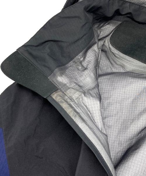 ARC'TERYX（アークテリクス）ARC'TERYX (アークテリクス) 40th別注 Theta AR Jacket ネイビー×ブラック サイズ:Sの古着・服飾アイテム
