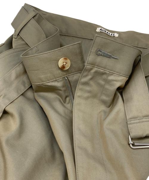 AURALEE（オーラリー）AURALEE (オーラリー) WASHED FINX SILK CHAMBRAY BELTED PANTS カーキ サイズ:4の古着・服飾アイテム