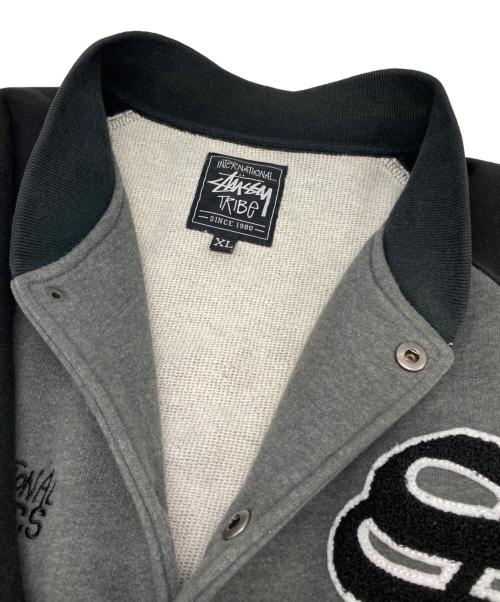 stussy（ステューシー）stussy (ステューシー) スウェットスタジャン グレー×ブラック サイズ:XLの古着・服飾アイテム