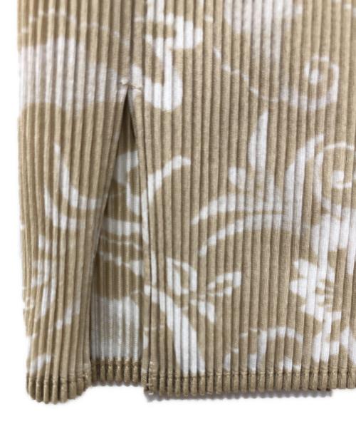ISSEY MIYAKE FETE（イッセイミヤケフェット）ISSEY MIYAKE FETE (イッセイミヤケフェット) ノースリーブプリーツカットソー ベージュ サイズ:02の古着・服飾アイテム