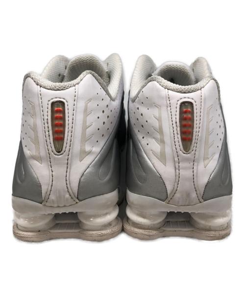 NIKE（ナイキ）NIKE (ナイキ) SHOX R4 WHITE/WHITE-METALLIC SILVER-MAX ORANGE ホワイト サイズ:27.5cmの古着・服飾アイテム