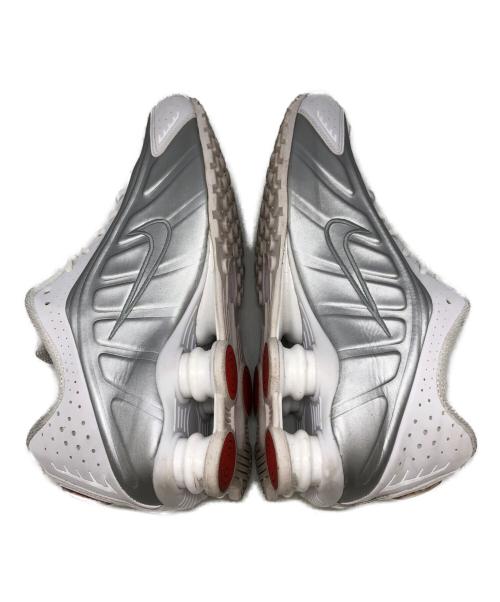 NIKE（ナイキ）NIKE (ナイキ) SHOX R4 WHITE/WHITE-METALLIC SILVER-MAX ORANGE ホワイト サイズ:27.5cmの古着・服飾アイテム