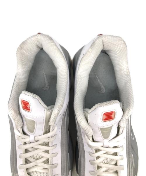 NIKE（ナイキ）NIKE (ナイキ) SHOX R4 WHITE/WHITE-METALLIC SILVER-MAX ORANGE ホワイト サイズ:27.5cmの古着・服飾アイテム