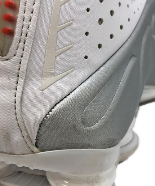 NIKE（ナイキ）NIKE (ナイキ) SHOX R4 WHITE/WHITE-METALLIC SILVER-MAX ORANGE ホワイト サイズ:27.5cmの古着・服飾アイテム