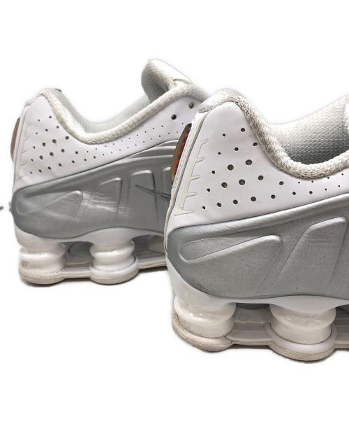 NIKE（ナイキ）NIKE (ナイキ) SHOX R4 WHITE/WHITE-METALLIC SILVER-MAX ORANGE ホワイト サイズ:27.5cmの古着・服飾アイテム
