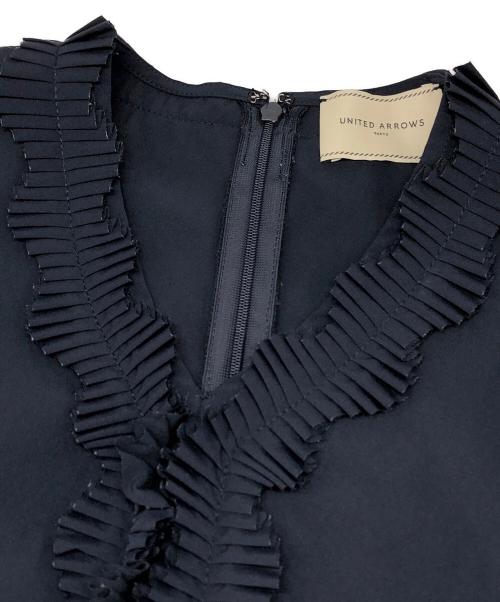 UNITED ARROWS（ユナイテッドアローズ）UNITED ARROWS (ユナイテッドアローズ) タック フリルVネック ハーフスリーブ ブラウス ネイビー サイズ:FREEの古着・服飾アイテム