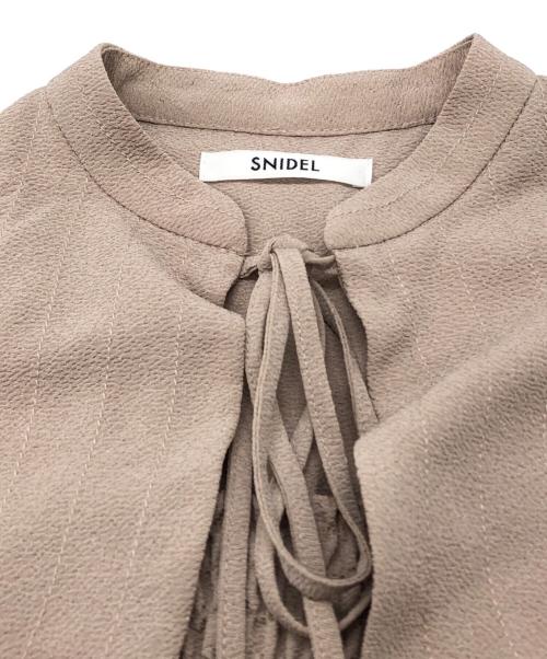 Snidel（スナイデル）Snidel (スナイデル) Sustainableデコルテオープンワンピース ベージュ サイズ:SIZE 2 未使用品の古着・服飾アイテム