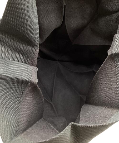 ISSEY MIYAKE（イッセイミヤケ）ISSEY MIYAKE (イッセイミヤケ) iittala (イッタラ) 折り畳みプリーツトートバッグ グリーン サイズ:下記参照の古着・服飾アイテム