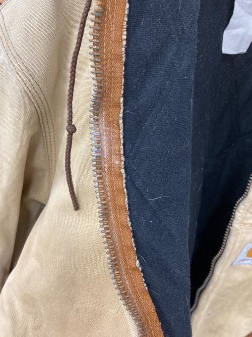 CarHartt（カーハート）CarHartt (カーハート) 企業刺繍ロゴ アクティブジャケット ベージュ サイズ:不明の古着・服飾アイテム