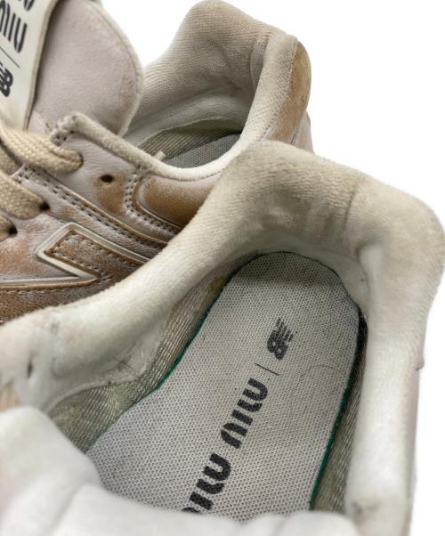 MIU MIU（ミュウミュウ）MIU MIU (ミュウミュウ) NEW BALANCE (ニューバランス) 574 Vintage-Effect Nappa ベージュ サイズ:37の古着・服飾アイテム