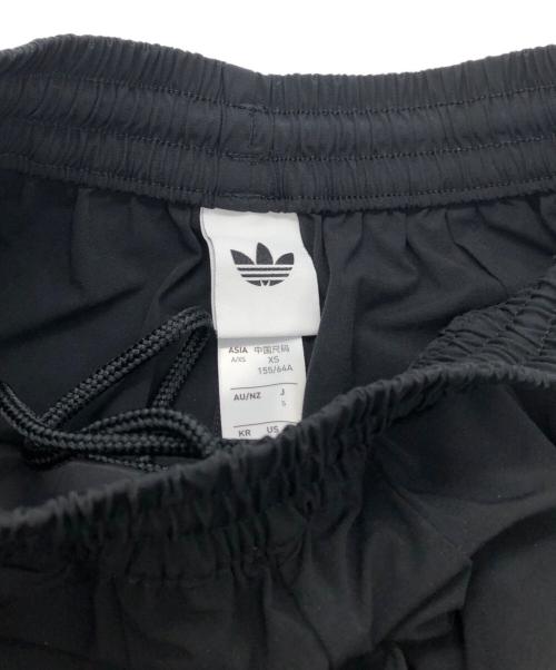 adidas（アディダス）adidas (アディダス) ADILENIUM プリーツ トラックパンツ ブラック サイズ:SIZE Sの古着・服飾アイテム