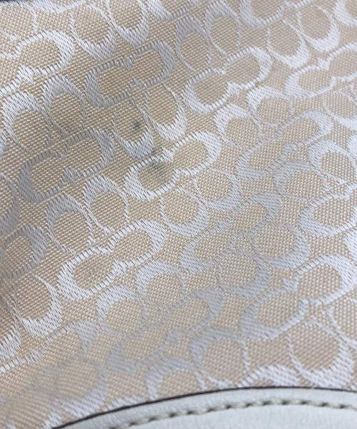 COACH（コーチ）COACH (コーチ) ミニシグネチャーホーボー ベージュの古着・服飾アイテム