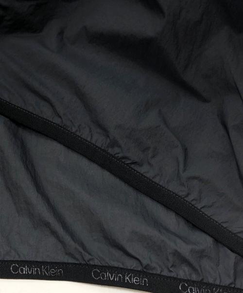 Calvin Klein Jeans（カルバンクラインジーンズ）Calvin Klein Jeans (カルバンクラインジーンズ) ウインドブレーカージャケット グレー サイズ:SIZE Mの古着・服飾アイテム