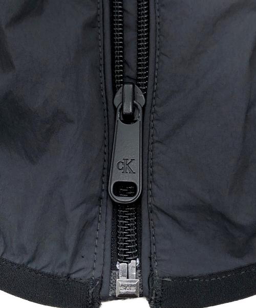 Calvin Klein Jeans（カルバンクラインジーンズ）Calvin Klein Jeans (カルバンクラインジーンズ) ウインドブレーカージャケット グレー サイズ:SIZE Mの古着・服飾アイテム