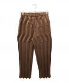 me ISSEY MIYAKEミーイッセイ ミヤケ）の古着「ZIG ZAG PLEATS テーパードパンツ」｜ブラウン