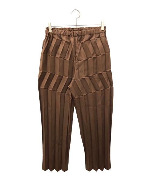me ISSEY MIYAKE（ミーイッセイ ミヤケ）me ISSEY MIYAKE (ミーイッセイ ミヤケ) ZIG ZAG PLEATS テーパードパンツ ブラウン サイズ:SIZE FREEの古着・服飾アイテム