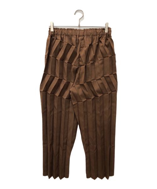 me ISSEY MIYAKE（ミーイッセイ ミヤケ）me ISSEY MIYAKE (ミーイッセイ ミヤケ) ZIG ZAG PLEATS テーパードパンツ ブラウン サイズ:SIZE FREEの古着・服飾アイテム