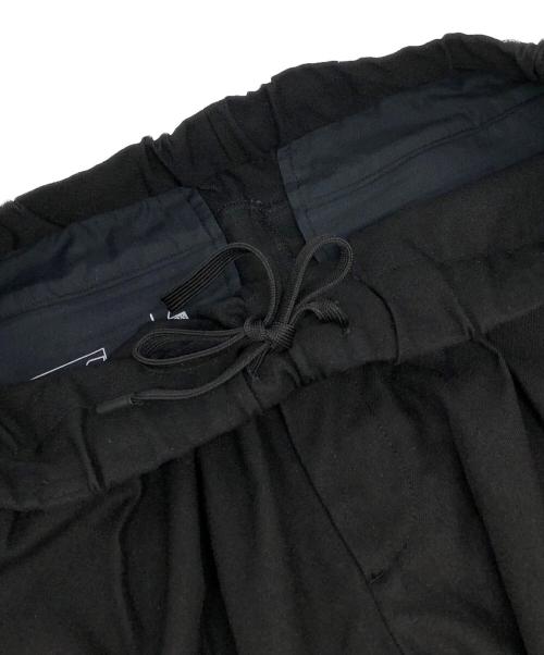 WHITE MOUNTAINEERING（ホワイトマウンテ二アニング）WHITE MOUNTAINEERING (ホワイトマウンテ二アニング) SOLOTEX STRETCHED TWILL 3 TUCK EASY TAPERED PANTS ブラック サイズ:1の古着・服飾アイテム