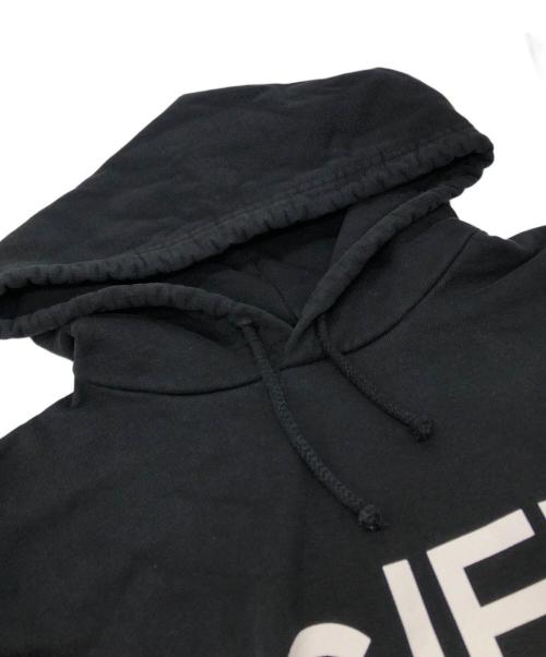 MM6 Maison Margiela（エムエムシックスメゾンマルジェラ）MM6 Maison Margiela (エムエムシックスメゾンマルジェラ) ロゴプリントプルオーバーパーカー ブラック サイズ:Lの古着・服飾アイテム