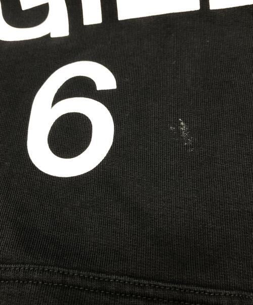 MM6 Maison Margiela（エムエムシックスメゾンマルジェラ）MM6 Maison Margiela (エムエムシックスメゾンマルジェラ) ロゴプリントプルオーバーパーカー ブラック サイズ:Lの古着・服飾アイテム