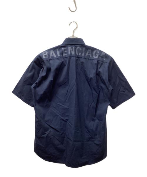BALENCIAGA（バレンシアガ）BALENCIAGA (バレンシアガ) バックロゴプリント半袖シャツ ネイビー サイズ:SIZE Sの古着・服飾アイテム