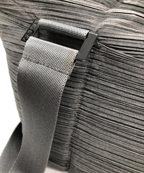 PLEATS PLEASE（プリーツプリーズ）PLEATS PLEASE (プリーツプリーズ) プリーツメッセンジャーバッグ グレーの古着・服飾アイテム