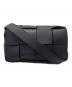 BOTTEGA VENETA（ボッテガベネタ）の古着「カセットレザーウエストバッグ」｜ブラック