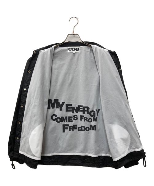 CDG（シーディージー）CDG (シーディージー) バックプリントコーチジャケット ブラック サイズ:SIZE Lの古着・服飾アイテム