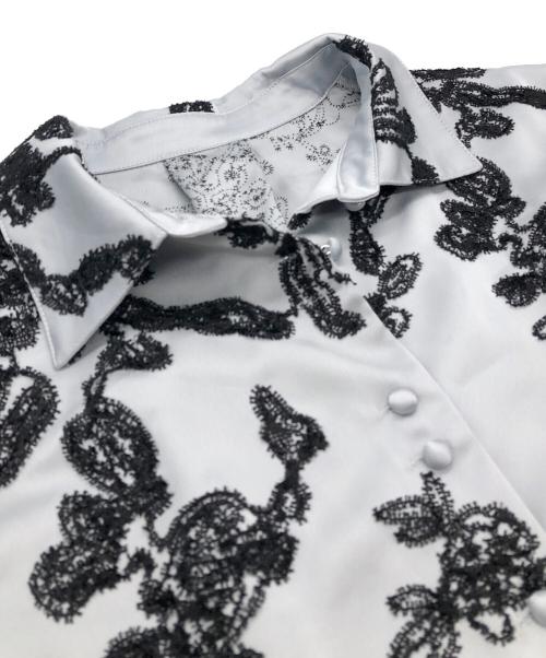 Ameri（アメリ）Ameri (アメリ) MOLE YARN EMBROIDERY SATIN SHIRT ブルー×ブラック サイズ:FREEの古着・服飾アイテム
