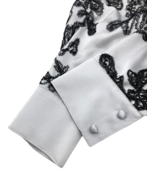 Ameri（アメリ）Ameri (アメリ) MOLE YARN EMBROIDERY SATIN SHIRT ブルー×ブラック サイズ:FREEの古着・服飾アイテム